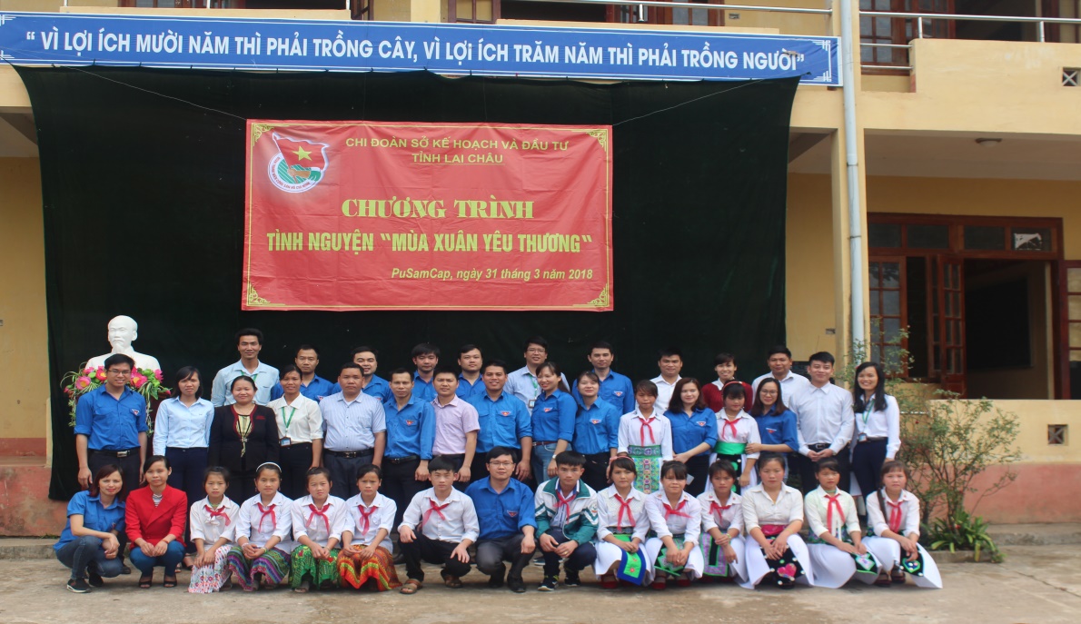 Chi đoàn Sở KH&ĐT, lãnh đạo UBND xã Pu Sam Cap chụp ảnh lưu niệm cùng với thầy trò nhà trường