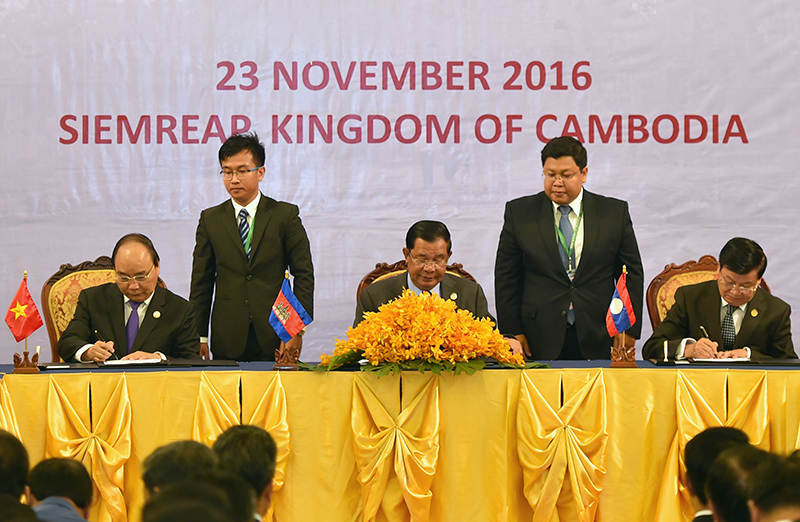 Thủ tướng Chính phủ ba nước Cam-pu-chia, Lào, Việt Nam ký kết Tuyên bố chung của Hội nghị cấp cao CLV 9. Ảnh: Chinhphu.vn