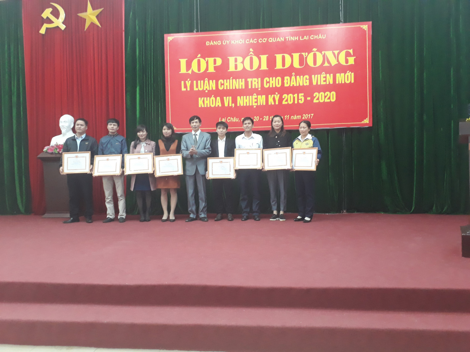 Đ/c Lê Mạnh Thắng - Phó Bí thư Đảng ủy Khối các cơ quan tỉnh trao Giấy khen cho các Đảng viên có thành tích xuất sắc trong học tập, rèn luyện