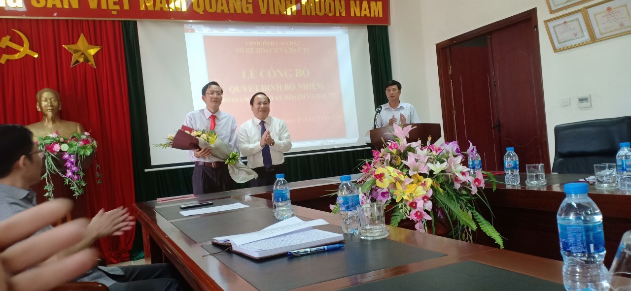 Đ/c Tống Thanh Hải (Ủy viên Ban Thường vụ Tỉnh ủy, Phó Chủ tịch Thường trực UBND tỉnh trao Quyết định bổ nhiệm Phó Giám đốc Sở Kế hoạch và Đầu tư cho đồng chí Lù Văn Quân