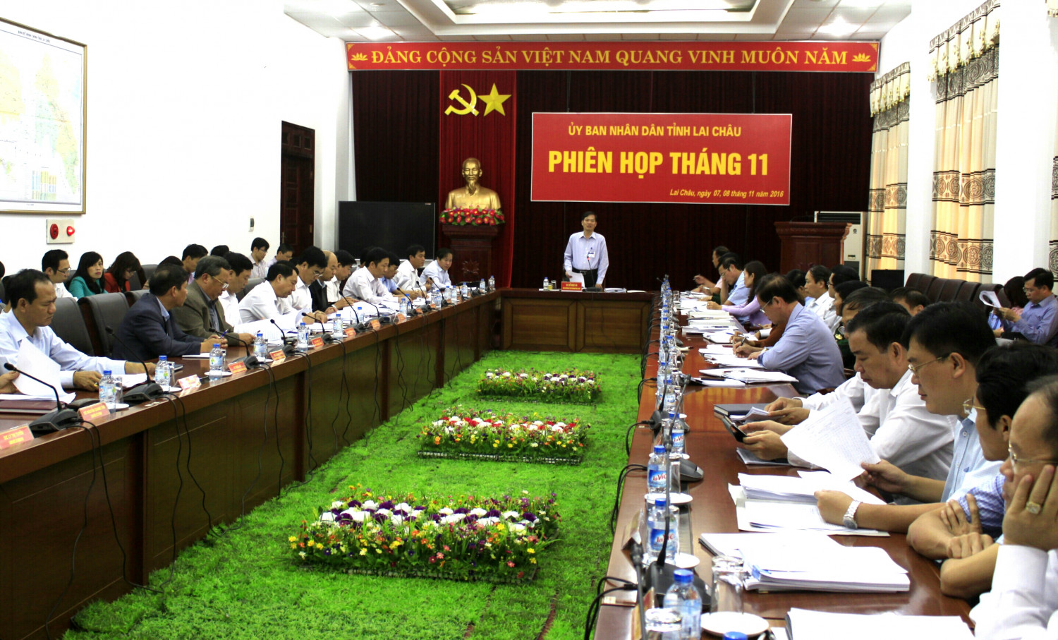 Quang cảnh phiên họp.