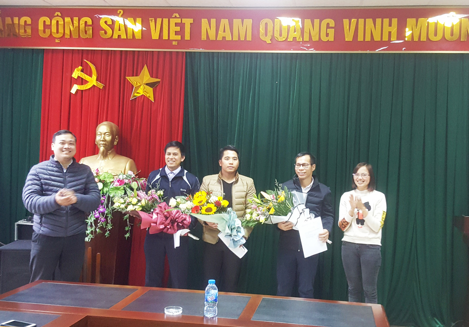 (Đ/c Nguyễn Thế Lập –Bí thư đoàn thanh niên Sở trao giấy chứng nhận và tặng hoa các đồng chí đoàn viên trưởng thành)