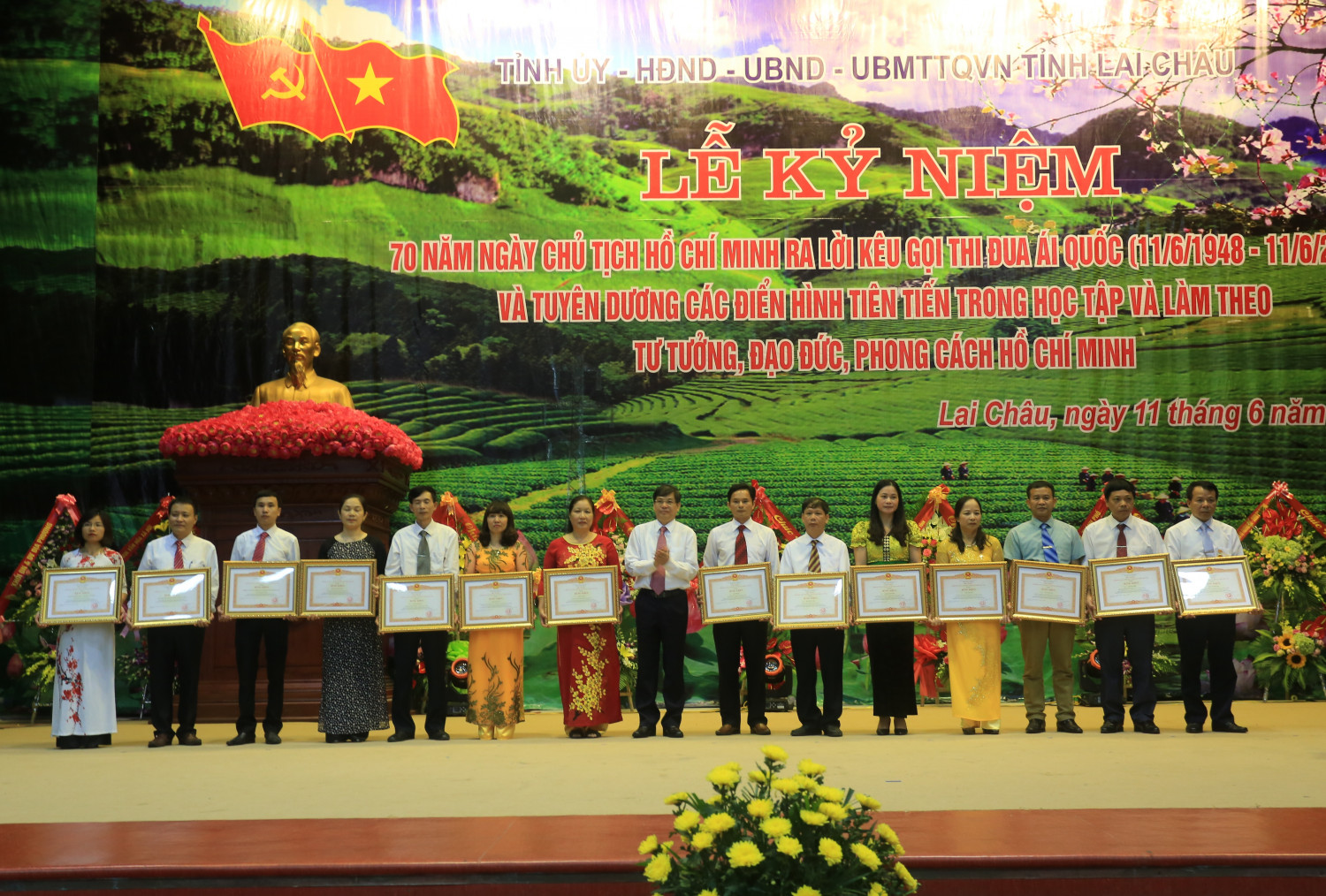 Thừa ủy quyền của Chủ tịch nước, đồng chí Nguyễn Khắc Chử, Bí thư Tỉnh và đồng chí Phạm Huy Giang, Phó Trưởng Ban thi đua-Khen thưởng Trung ương trao Huân chương lao động cho các tập thể, cá nhân