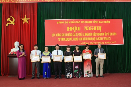 Đồng chí Triệu Thị Vân –Ủy viên Ban chấp hành Đảng bộ tỉnh, Bí thư Đảng ủy khối cơ quan tỉnh tặng Giấy khen của Đảng ủy khối cơ quan tỉnh cho các tập thể.