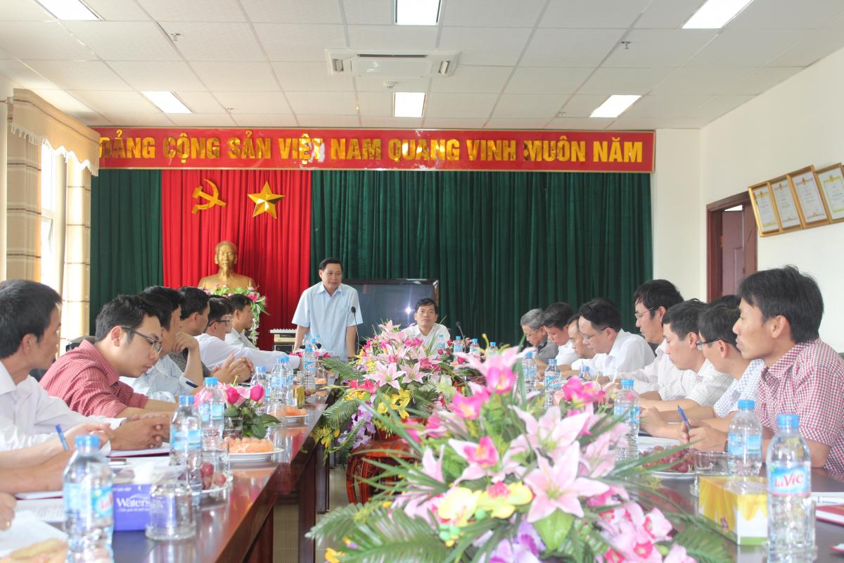 Đ/c: Đặng Trần Thắng - Bí thư chi bộ, Giám đốc Sở Kế hoạch và Đầu tư báo cáo với Đoàn công tác của Tỉnh ủy