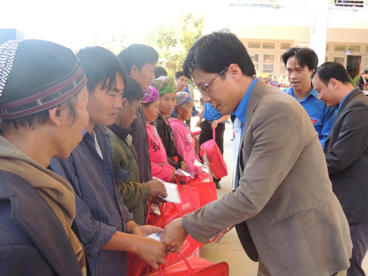 Đ/c Nguyễn Việt Hưng – Bí thư Đoàn thanh niên Bộ Kế hoạch và Đầu tư trao quà cho các gia đình chính sách tại xã Giang Ma