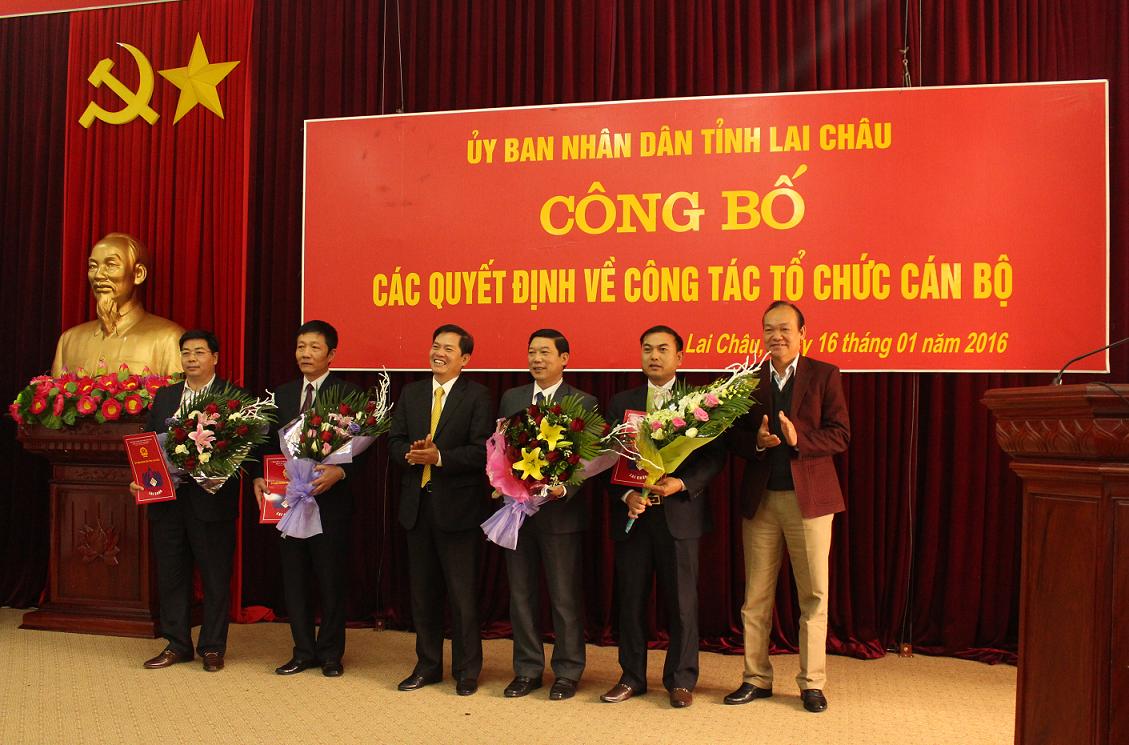 Đ/c Đỗ Ngọc An – Phó Bí thư tỉnh ủy, Chủ tịch UBND tỉnh trao Quyết định bổ nhiệm mới và chúc mừng các đồng chí tân lãnh đạo các sở, ngành.