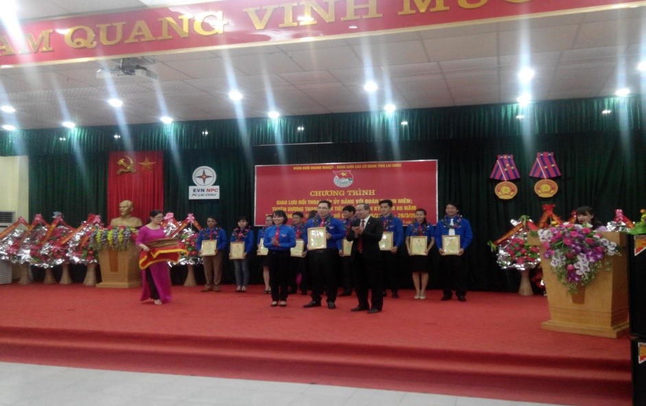 Lãnh đạo Đảng ủy khối tặng bằng khen cho các Thanh niên tiên tiến năm 2017