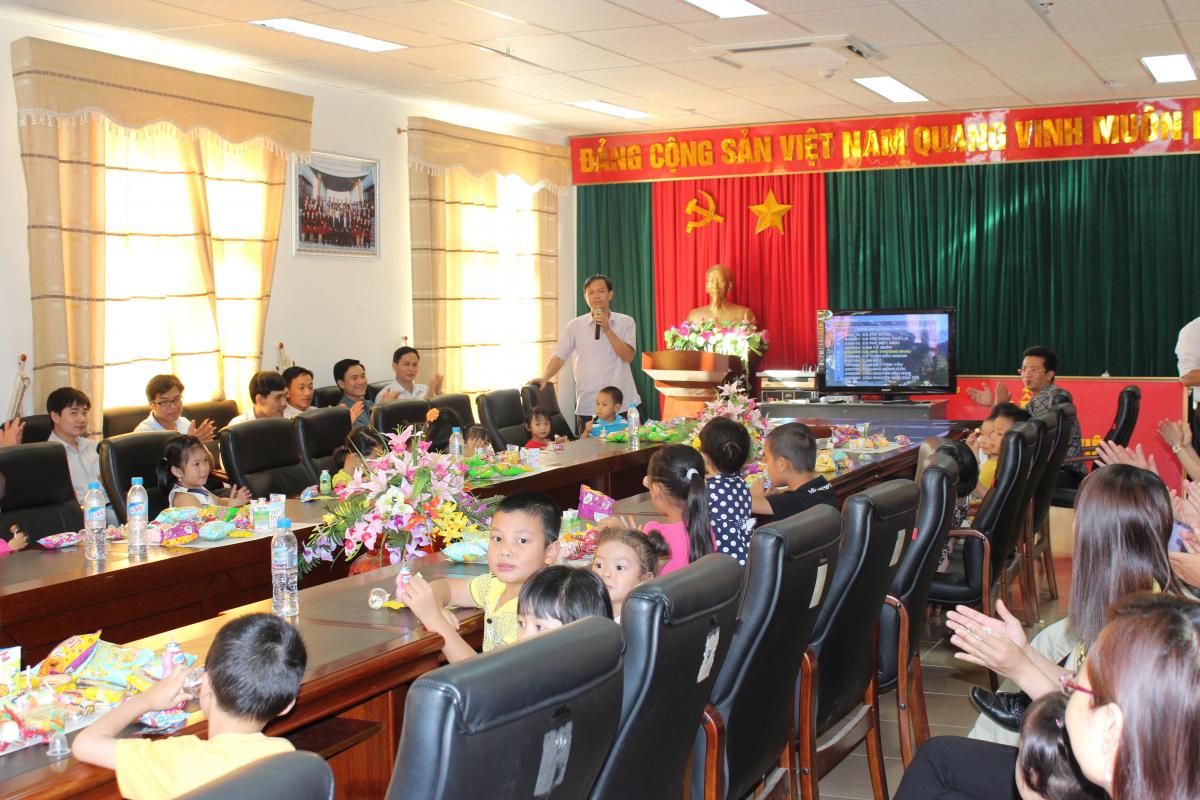 Đồng chí Đặng Văn Châu (Phó Giám đốc Sở) phát biểu ý kiến, động viên các cháu tại buổi lễ