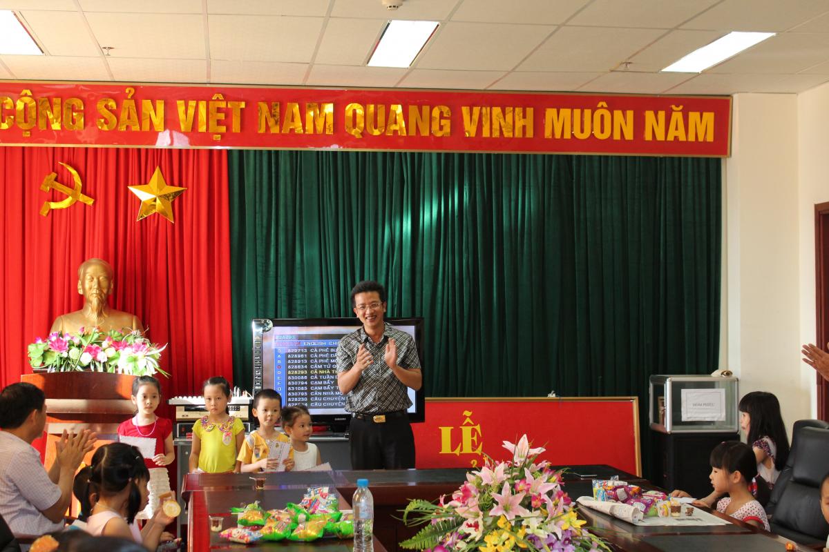 DC Vu Huy Hoa tang qua