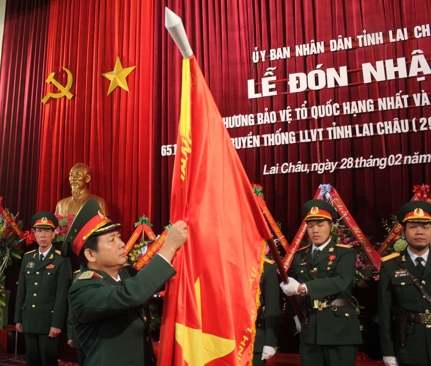Thừa ủy quyền của Chủ tịch nước, Đ/c Trịnh Văn Quyết, Bí thư Đảng uỷ - Chính uỷ Quân khu II đã gắn Huân chương lên cờ của LLVT Lai Châu