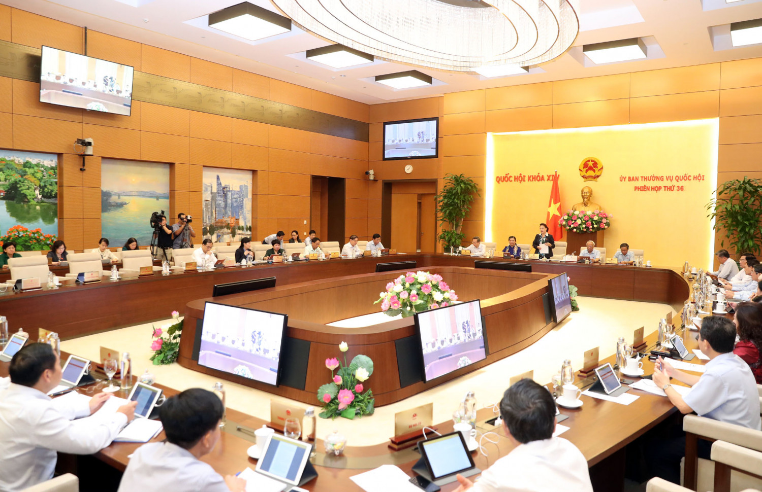 Toàn cảnh phiên họp thứ 36 của UBTVQH. Ảnh VGP/ Lê Sơn
