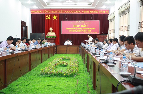 Đồng chí Trần Đức Vương- Trưởng ban Tuyên giáo Tỉnh uỷ, Phó trưởng tiểu ban tuyên truyền và phục vụ đại hội chủ trì buổi họp báo.