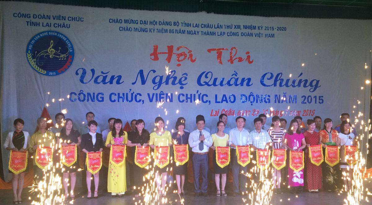 Đ/c Nguyễn Bảo Đông (Chủ tịch Công đoàn viên chức tỉnh Lai Châu) tặng cờ lưu niệm cho các đoàn văn nghệ tham gia Hội thi