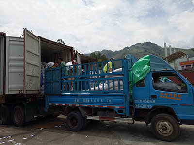 Hàng hóa được san tải để xuất sang Trung Quốc tại Cửa khẩu quốc gia Ma Lù Thàng (huyện Phong Thổ).
