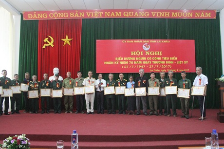 Đồng chí Tống Thanh Hải - Uỷ viên ban Thường vụ Tỉnh uỷ, Phó Chủ tịch UBND tỉnh trao tặng Bằng khen của UBND tỉnh cho các tập thể, cá nhân có thành tích xuất sắc trong thực hiện chính sách ưu đãi và chăm sóc người có công với cách mạng giai đoạn 2012-2017