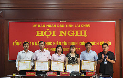 Đồng chí Giàng A Tính - Ủy viên Ban Thường vụ Tỉnh ủy, Phó Chủ tịch UBND tỉnh, Trưởng Ban Đại diện Hội đồng Quản trị NHCSXH tỉnh tặng Bằng khen cho các tập thể, cá nhân.