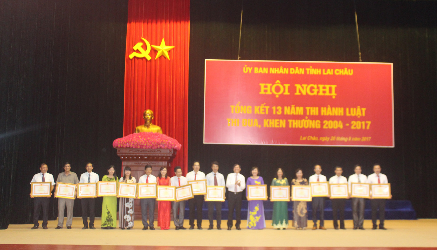 Đồng chí: Đỗ Ngọc An – Phó Bí thư tỉnh ủy - Chủ tịch UBND tỉnh, thừa ủy quyền của Thủ tướng Chính phủ trao Bằng khen cho các cá nhân có thành tích xuất sắc trong công tác, góp phần vào sự nghiệp xây dựng CNXH và bảo vệ Tổ quốc.