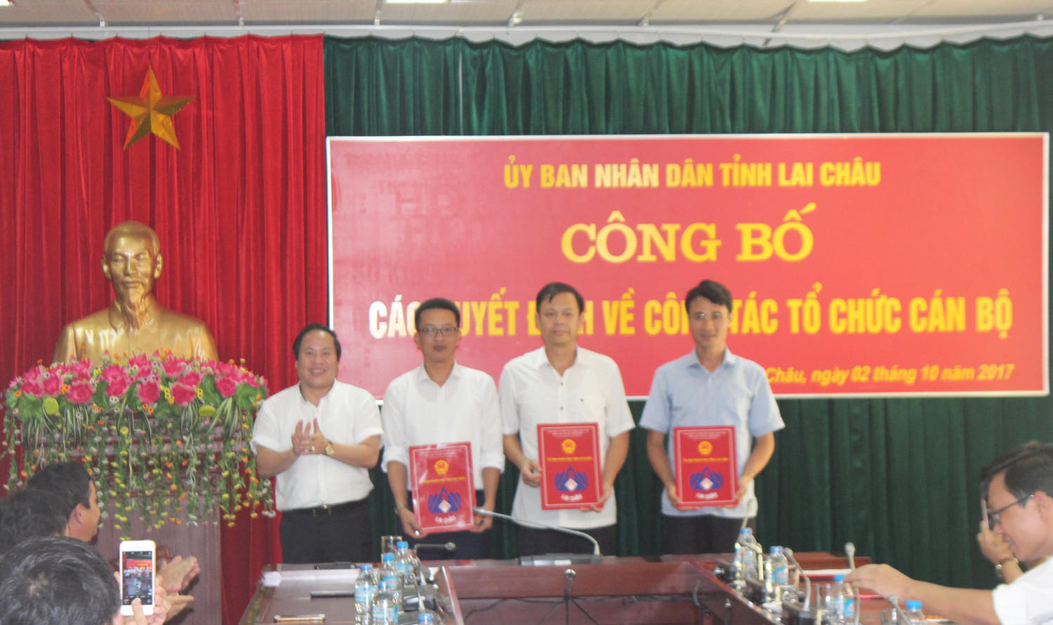 Đ/c Tống Thanh Hải – Uỷ viên Ban Thường vụ Tỉnh ủy - Phó Chủ tịch Thường trực UBND tỉnh trao Quyết định cho các đồng chí được bổ nhiệm