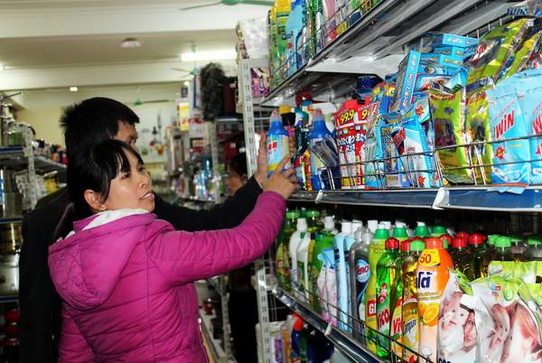 Người dân mua hàng tại siêu thị Quang Thanh, thành phố Lai Châu.