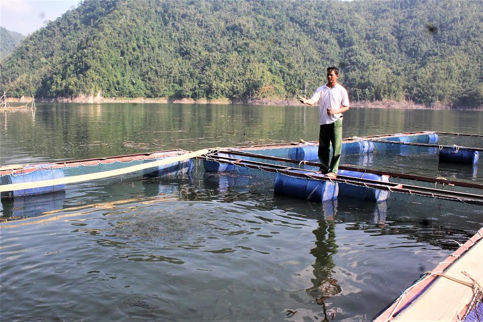 Người dân xã Mường Mô cho cá ăn