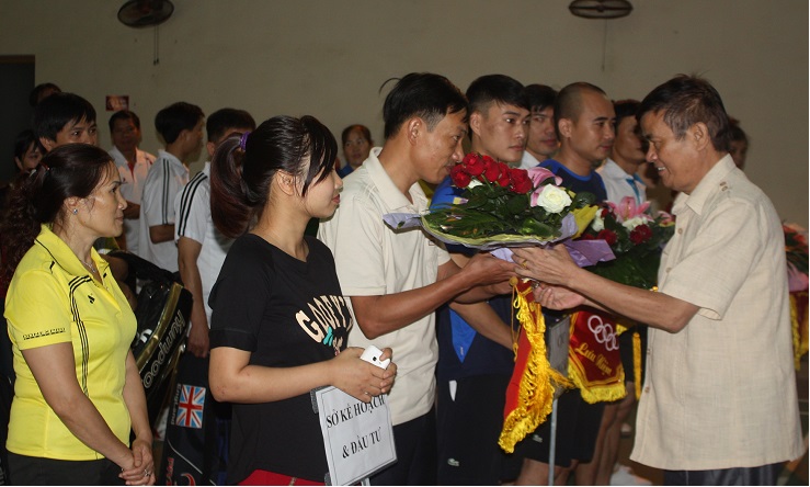 Đại diện Ban Tổ chức giải tặng cờ lưu niệm cho các đội tham gia