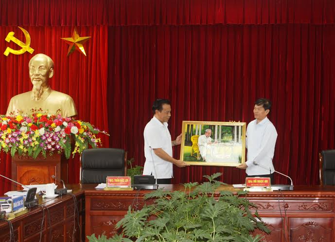 Đồng chí Trần Đắc Lợi - Phó trưởng Ban Đối ngoại Trung ương tặng tỉnh ta bức tranh lưu niệm