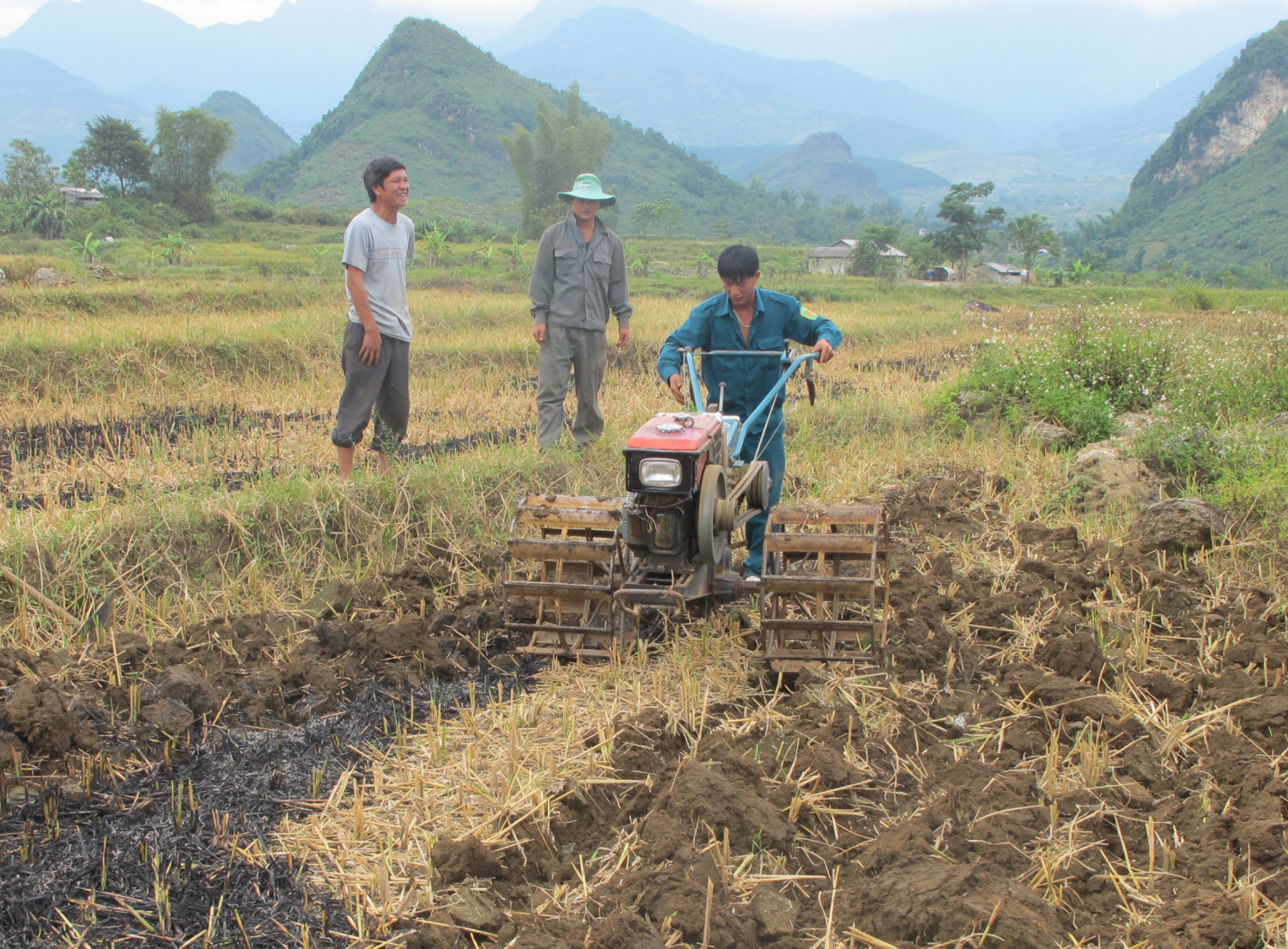Người dân xã San Thàng, Thành phố Lai Châu sử dụng máy móc trong sản xuất
