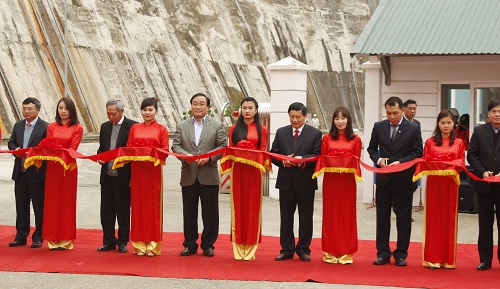 Phó Thủ tướng Chính phủ Hoàng Trung Hai cùng các đ/c lãnh đạo các bộ, ngành, chính quyền địa phương cắt băng khánh thành Nhà máy thuỷ điện bản Chát