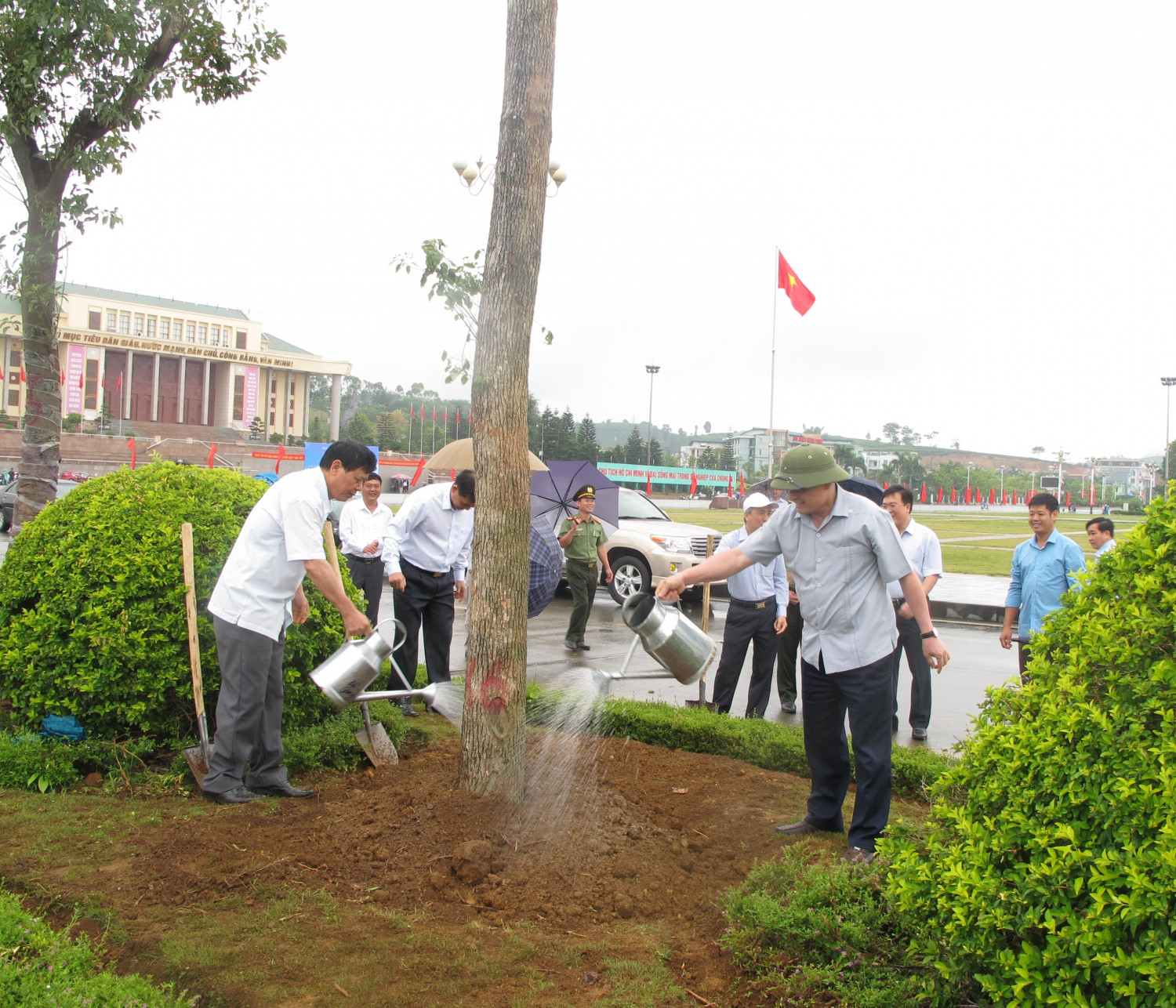 Các đồng chí lãnh đạo tỉnh, thành phố trồng cây tại khu Hành chính - Chính trị tỉnh
