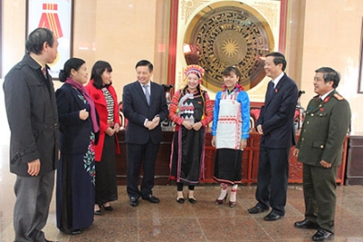 Đại biểu trao đổi tại Kỳ họp.