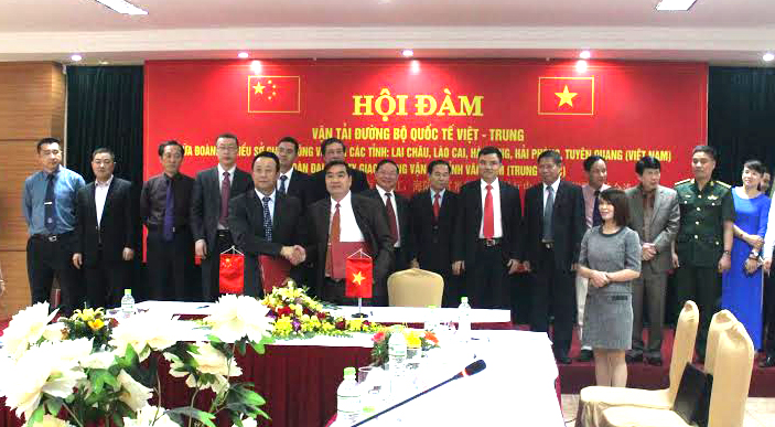 Đại diện lãnh đạo 2 bên ký kết biên bản về vận tải quốc tế năm 2017.