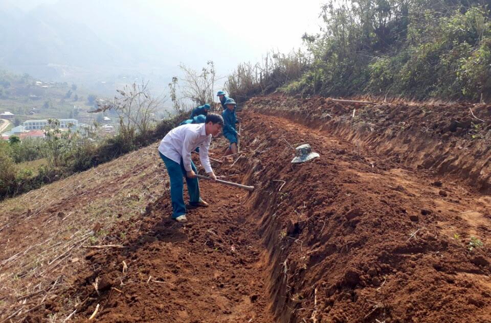 Nhân dân xã Tà Mung làm đất trồng chè.