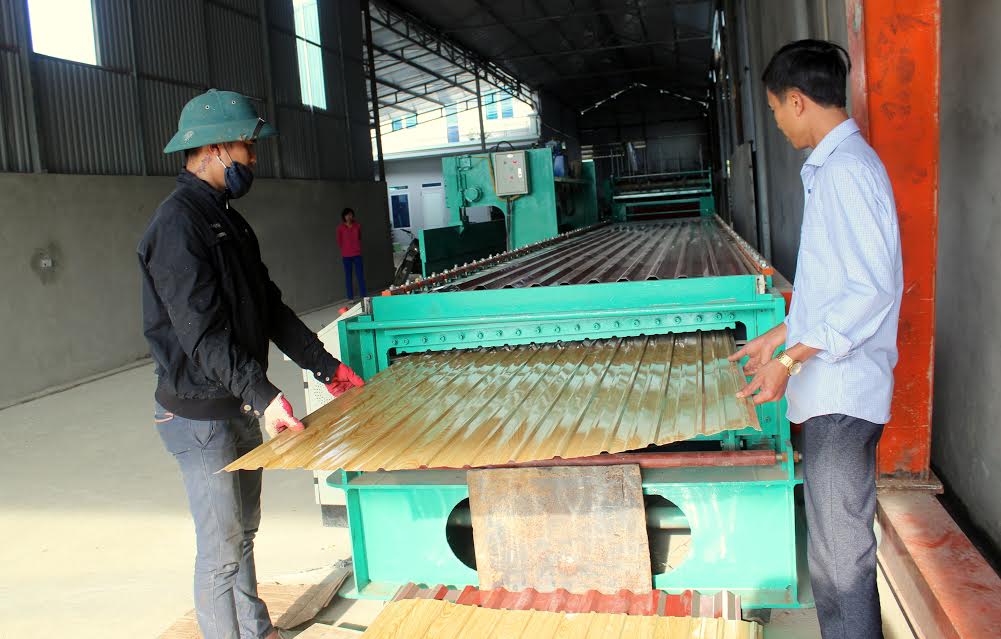 Công nhân HTX Gia Minh sản xuất tôn.
