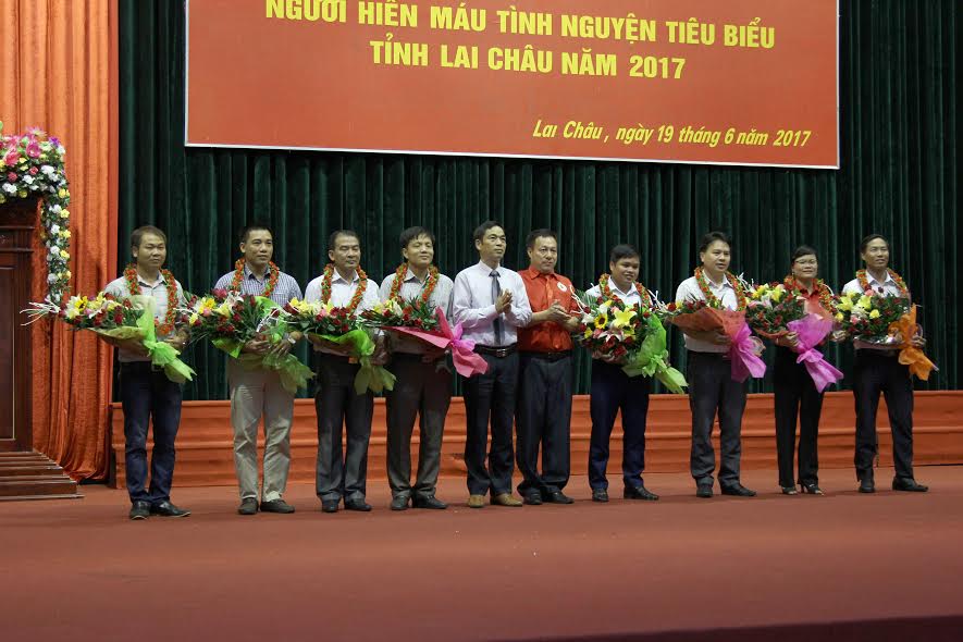 Các đồng chí: Đặng Minh Tiến - Phó Tổng thư ký Trung ương Hội CTĐ Việt Nam; Bùi Việt Cường - Chủ tịch Hội CTĐ tỉnh vinh danh 8 cá nhân đã được vinh danh những người hiến máu tiêu biểu cấp Trung ương qua các năm.