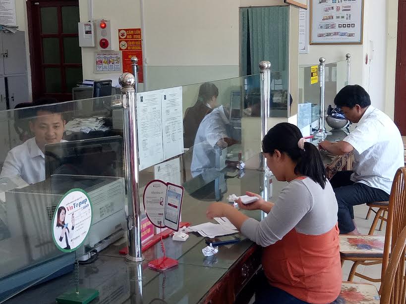 Cán bộ tín dụng Agribank Sìn Hồ làm thủ tục vay vốn cho người dân