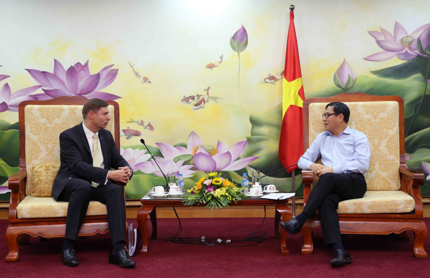 Thứ trưởng Đặng Huy Đông và ông Stein Hansen, Trưởng đại diện, Giám đốc văn phòng UNIDO khu vực châu Á – Thái Bình Dương trong buổi làm việc ngày 07/6/2017 tại trụ sở Bộ Kế hoạch và Đầu tư. Ảnh: Đức Trung (MPI)