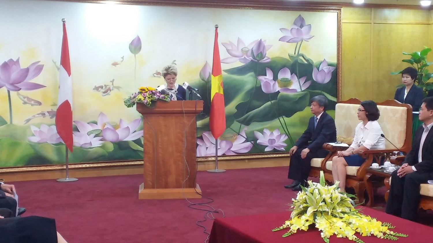Bà Marie Gabrielle Ineichen Fleisch phát biểu tại buổi công bố
