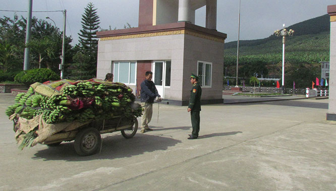 Bà con xã Ma Ly Pho, huyện phong Thổ chuẩn bị hàng nông sản xuất khẩu sang Trung Quốc.
