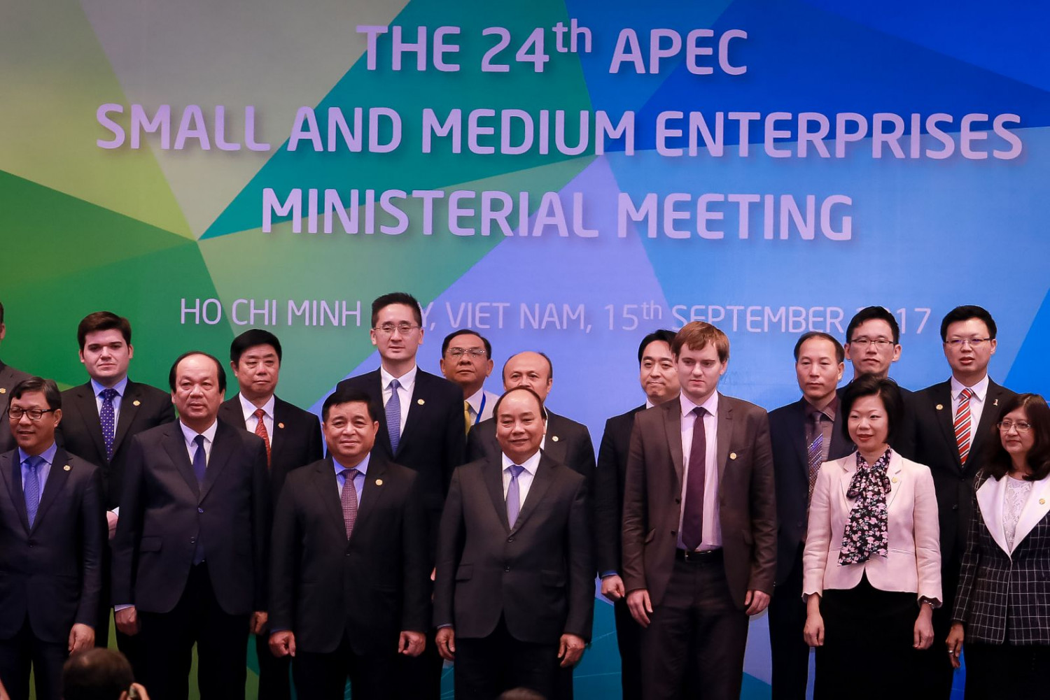 Thủ tướng Nguyễn Xuân Phúc cùng các bộ trưởng kinh tế thành viên APEC và chuyên gia kinh tế