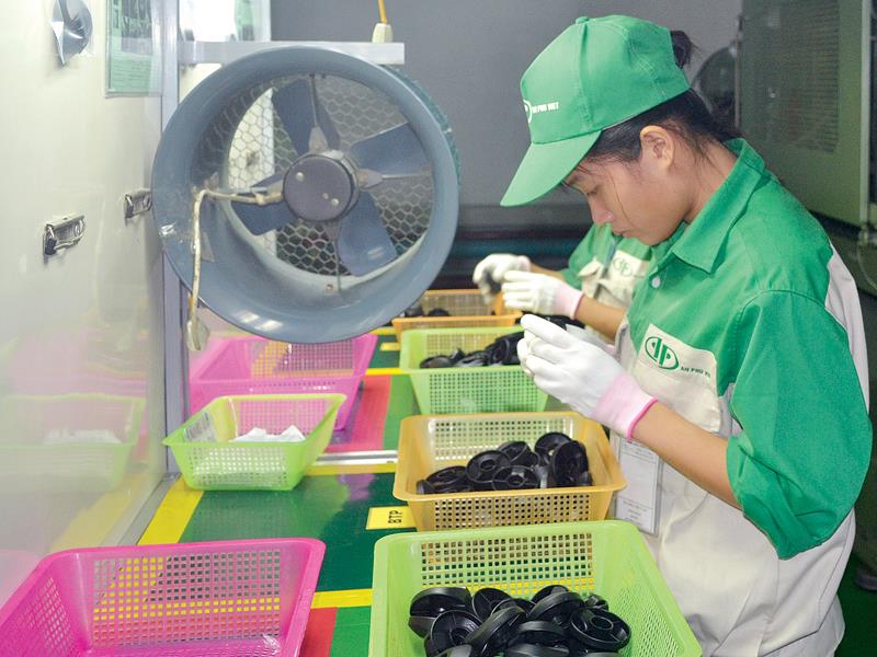 Việc hỗ trợ doanh nghiệp nhỏ và vừa đang được các địa phương rất quan tâm. Trong ảnh: Công ty Nhựa An Phú Việt chuyên sản xuất các sản phẩm từ plastic. Ảnh: Đ.T