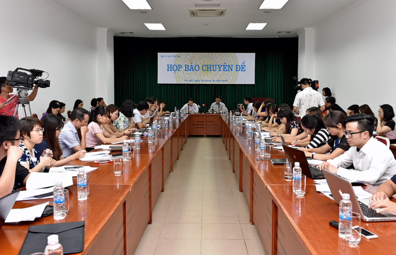 Ông Hoàng Hải - Phó cục trưởng Cục QLN chủ trì họp báo