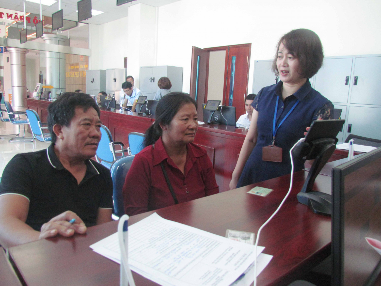 Cán bộ Trung tâm phục vụ hành chính công tỉnh hướng dẫn người dân cách đánh giá công chức, viên chức trên máy tính.