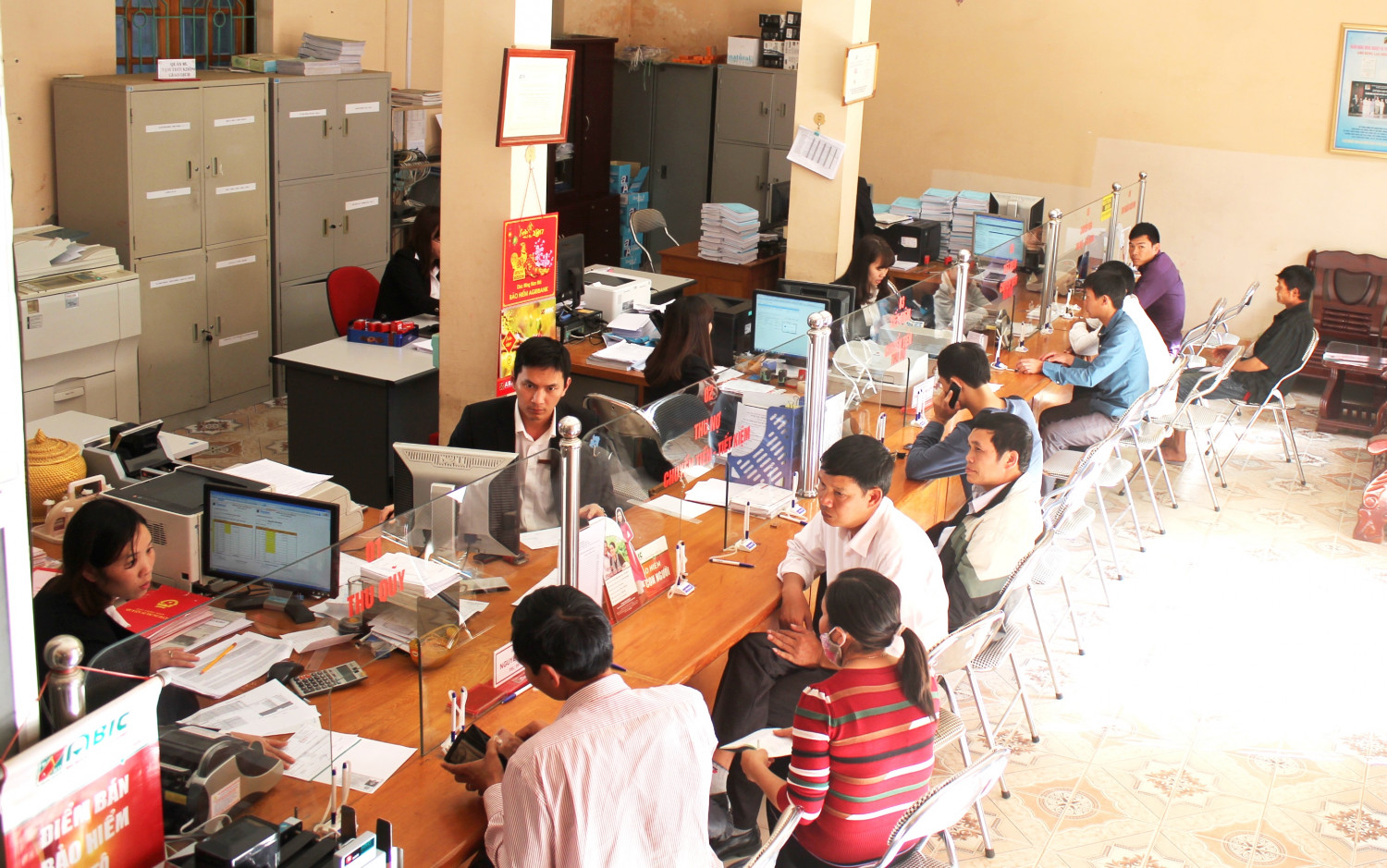 Khách hàng làm thủ tục vay vốn tại Ngân hàng Nông nghiệp và Phát triển nông thôn chi nhánh Tân Uyên