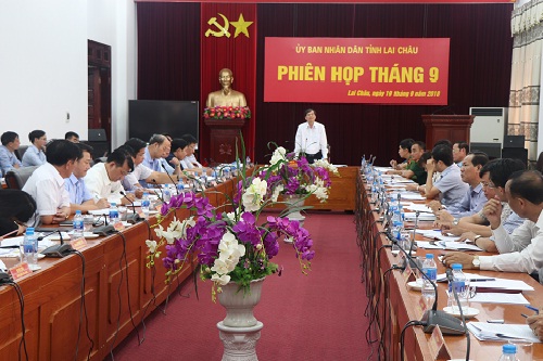 Chủ tịch UBND tỉnh Chỉ thị các sở, ban, ngành; UBND các huyện, thành phố; các Chủ đầu tư (sau đây gọi là các sở, ban, ngành và địa phương) thực hiện nghiêm túc một số nhiệm vụ, giải pháp Đẩy nhanh thực hiện giải ngân kế hoạch vốn đầu tư công năm 2