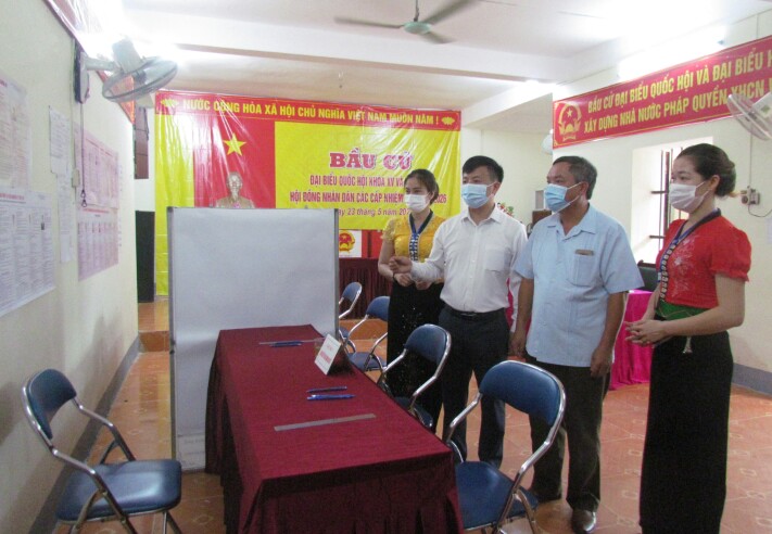 Đồng chí Giàng A Tính - Ủy viên Ban Thường vụ Tỉnh ủy, Phó Chủ tịch UBND tỉnh kiểm tra công tác bầu cử tại Tổ bầu cử số 11, Đơn vị bầu cử số 5 (xã Mường So, huyện Phong Thổ). Ảnh: Thanh Hoa