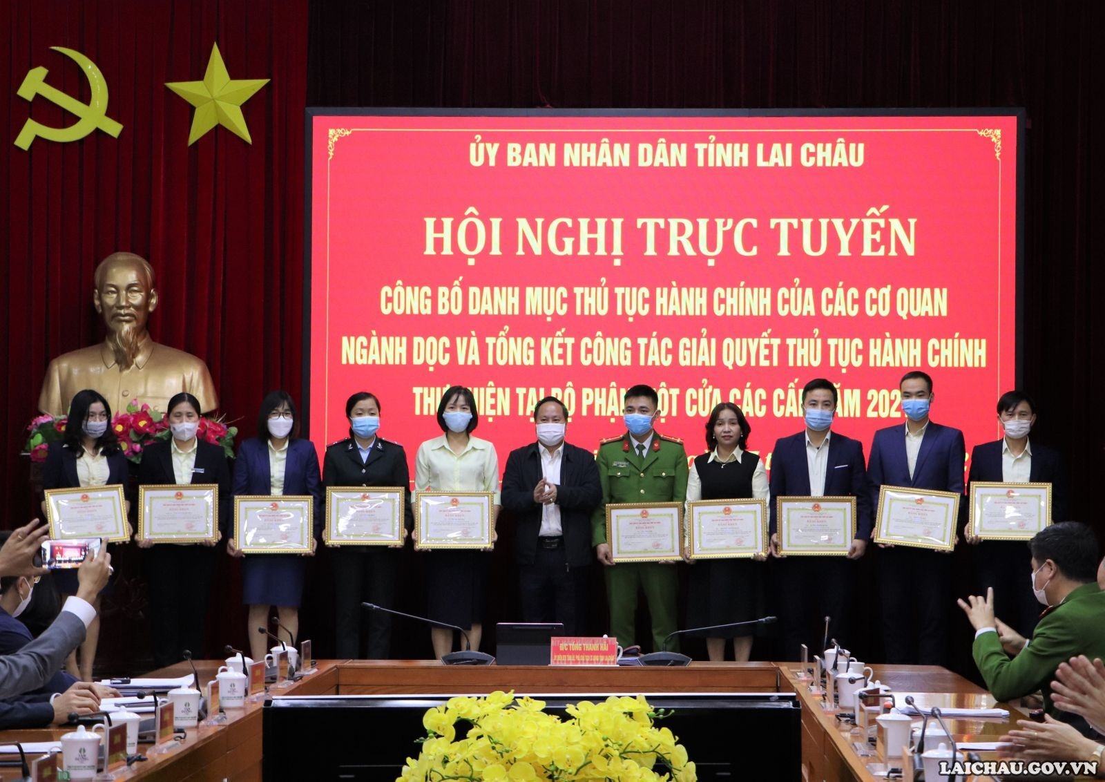 Hội nghị trực tuyến công bố danh mục thủ tục hành chính của các cơ quan ngành dọc và tổng kết công tác giải quyết thủ tục hành chính thực hiện tại bộ phận một cửa các cấp năm 2021