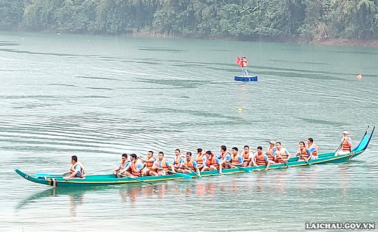 Phó Chủ tịch Thường trực UBND tỉnh dự Khai mạc Lễ hội Đua thuyền đuôi én huyện Nậm Nhùn lần thứ III, năm 2022 - Ảnh minh hoạ 5