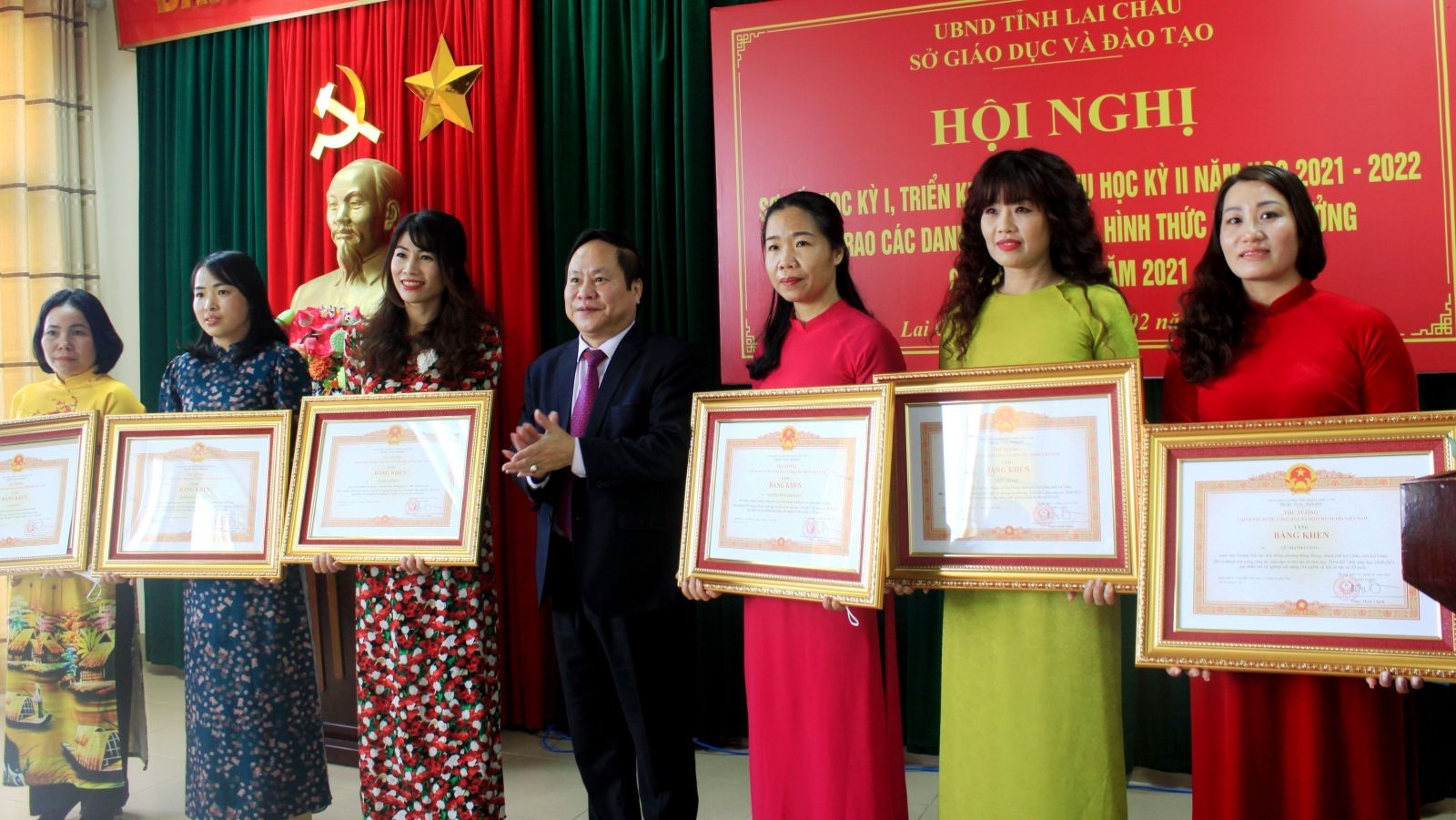 HỘI NGHỊ SƠ KẾT HỌC KÌ I, TRIỂN KHAI NHIỆM VỤ HỌC KÌ II NĂM HỌC 2021 - 2022 VÀ VÀ TRAO CÁC DANH HIỆU THI ĐUA, HÌNH THỨC KHEN THƯỞNG CẤP NHÀ NƯỚC NĂM 2021 - Ảnh minh hoạ 2