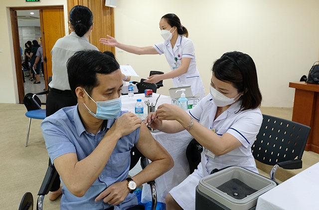 Biến thể phụ BA.4, BA.5 xâm nhập, Bộ Y tế tiếp tục công bố hàng chục tỉnh tiêm vaccine COVID-19 chậm